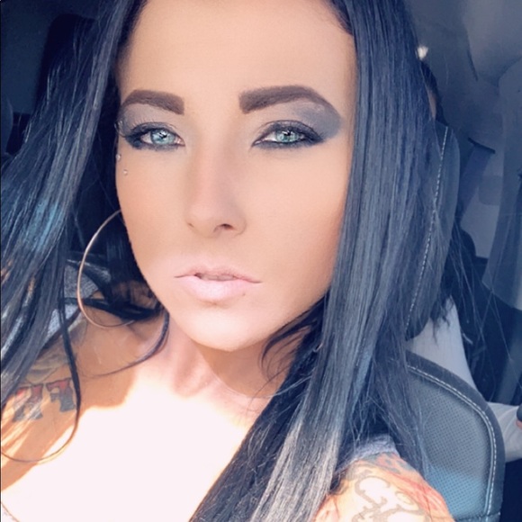 m e e t your f a v e vintage p o s h e r 👋🏼 - Picture 2 of 8